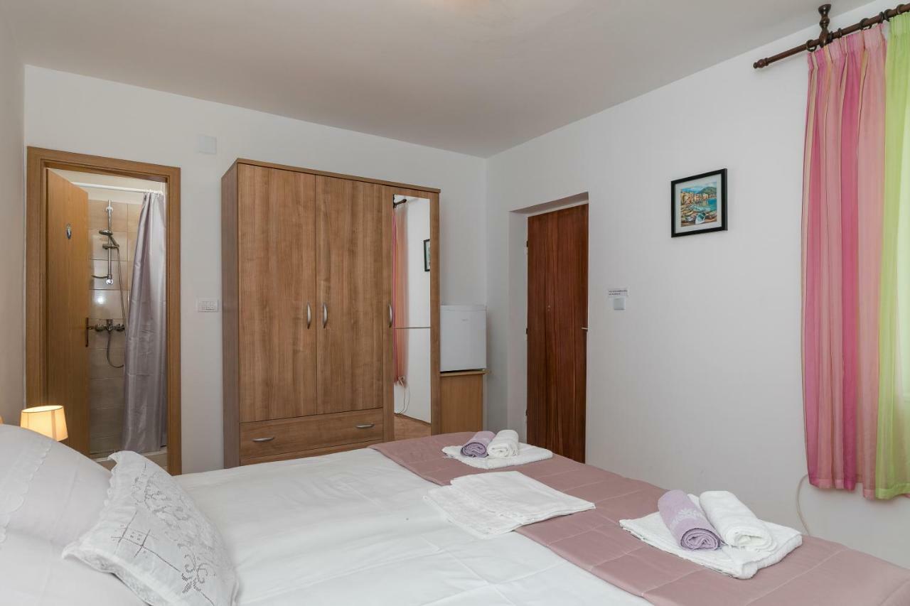Mini Apartment Petra - Rooms Purple & Green With Kitchen And Garden دوبروفينك المظهر الخارجي الصورة