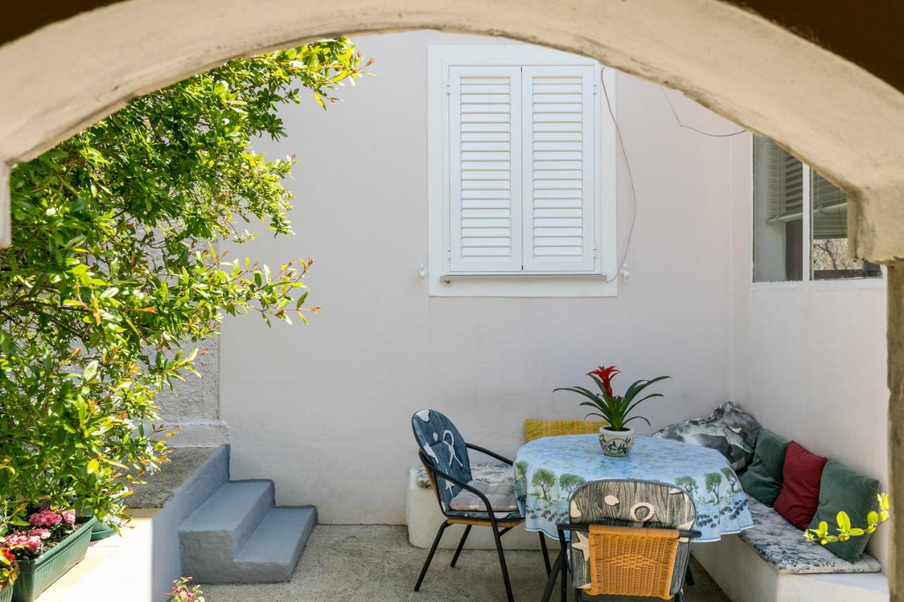 Mini Apartment Petra - Rooms Purple & Green With Kitchen And Garden دوبروفينك المظهر الخارجي الصورة